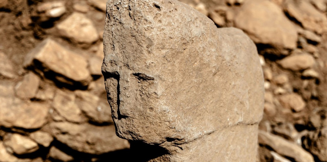 Tarihte İlk! İnsan yüzlü T biçimli dikilitaş bulundu