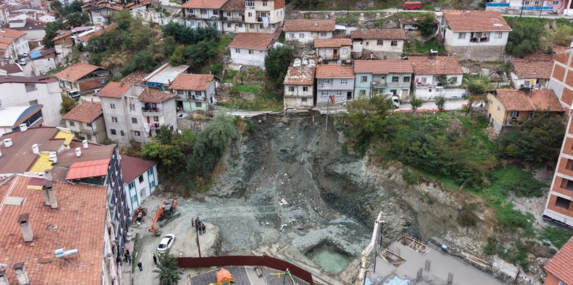 Tokat'ta inşaat alanının yanındaki yol çöktü, iki katlı apartman boşaltıldı