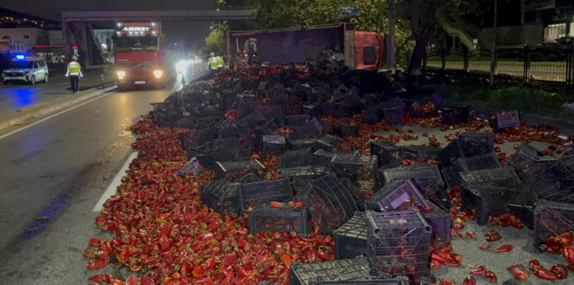 Devrilen kamyondaki 10 ton kapya biber yola saçıldı: 
