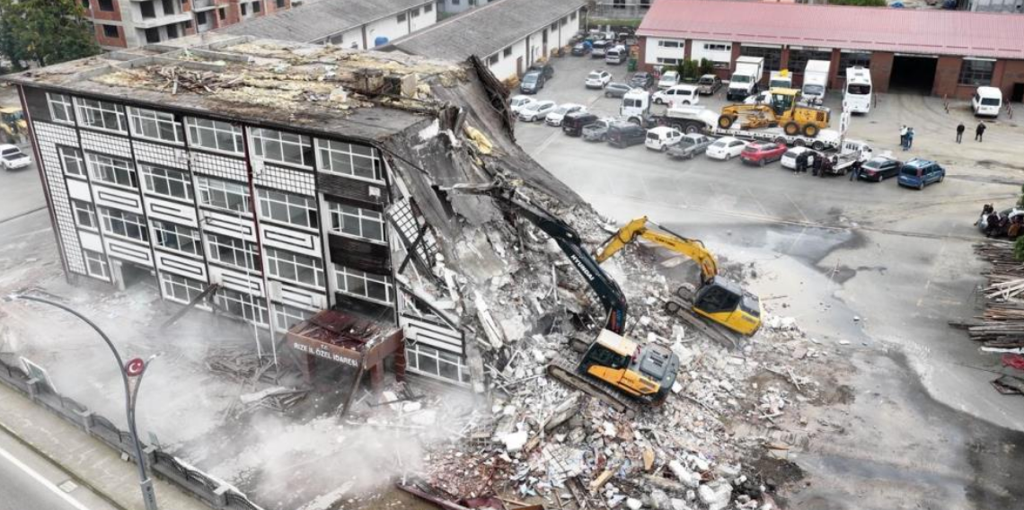 Rize İl Özel İdaresi'nin riskli binalarında yıkım başladı