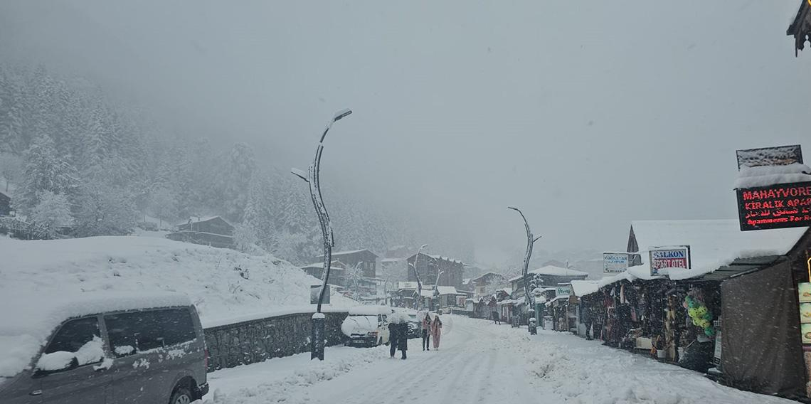 Ayder Yaylası'nda beyaza büründü