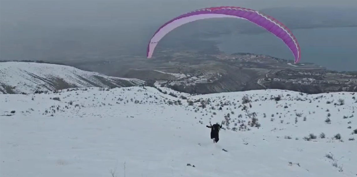 Hazarbaba Dağı’nda göl manzarası eşliğinde yamaç paraşütü