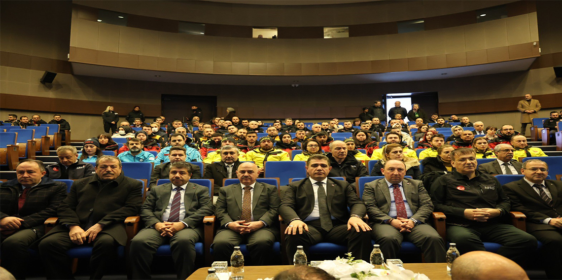 Düzce Üniversitesi’nde Düzce deprem çalıştayı gerçekleştirildi