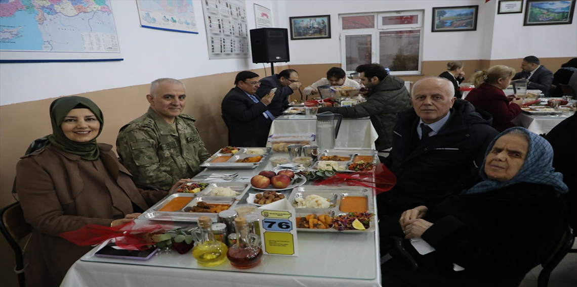  Samsun'da şehit aileleri, gaziler ve yakınlarına kışlada iftar