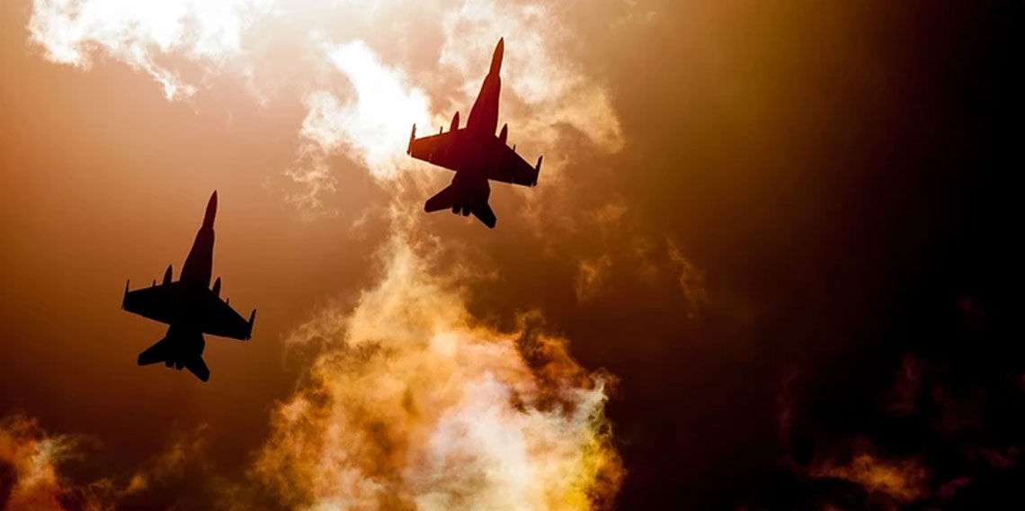 Savaş uçakları yanlışlıkla yerleşim yerine bomba yağdırdı