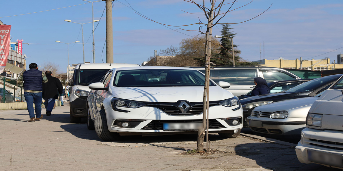 Zabıta ekipleri yaya yollarına park edilen araçlar için sahada