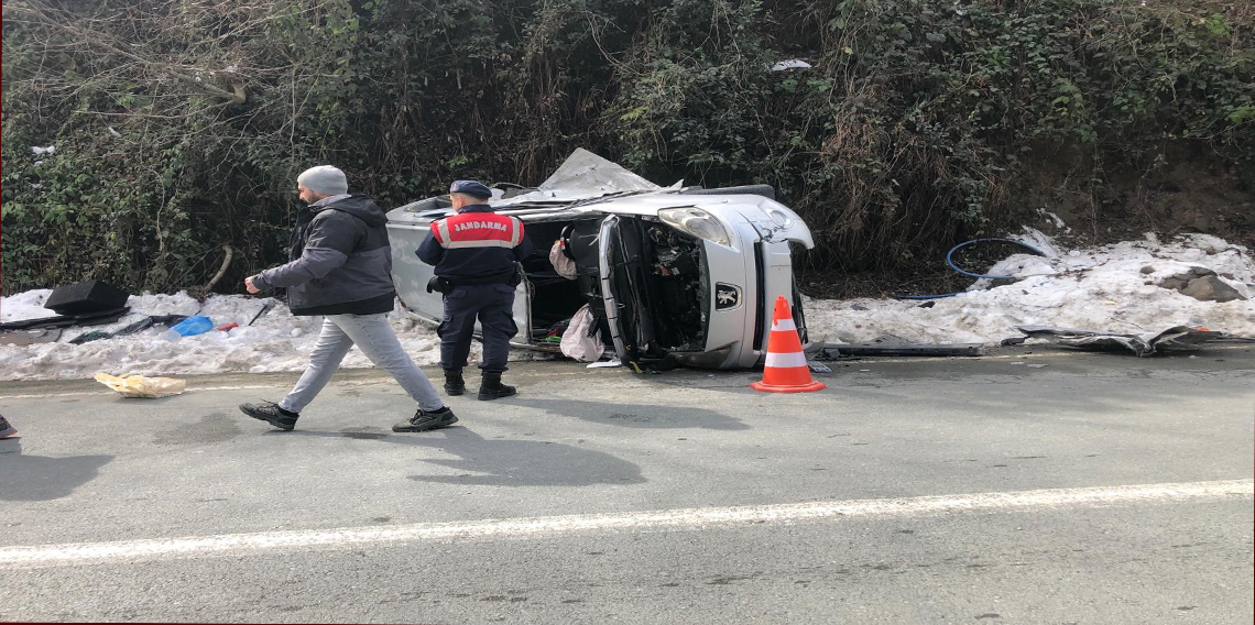 İşçi servisi ile hafif ticari araç çarpıştı: 3 yaralı