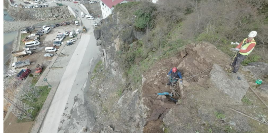 Artvin’de Endüstriyel Dağcılar Tehlikeli Kayaları Güvenle Düşürdü
