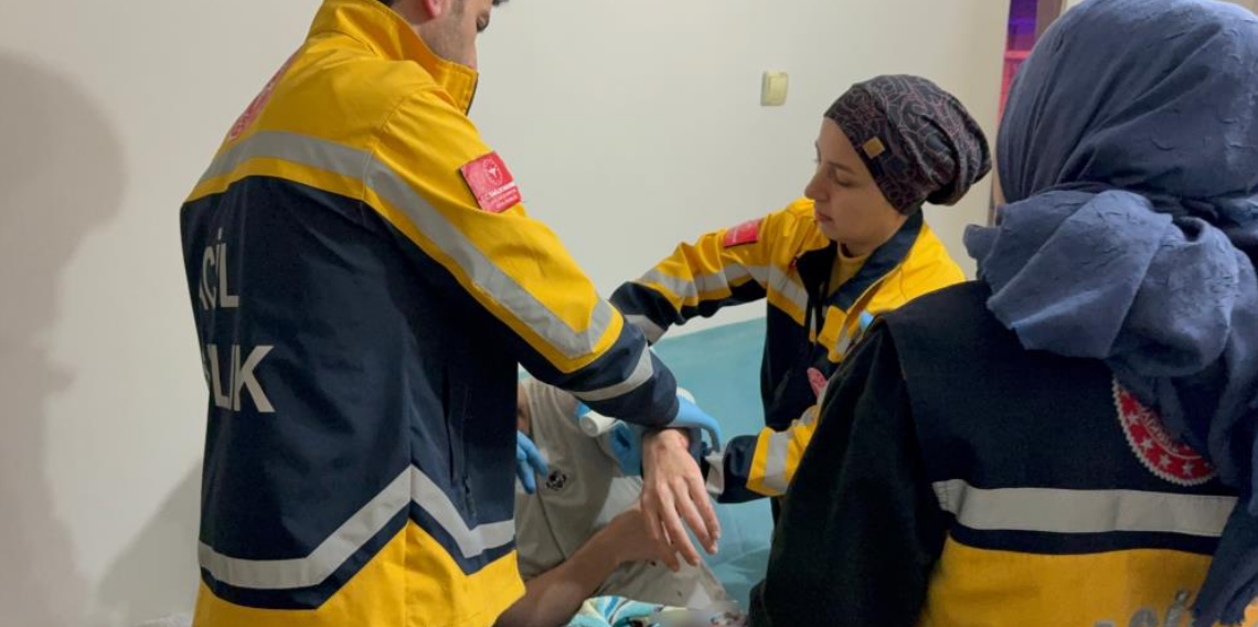 Komşusunun baltalı saldırısından babasını kurtardı, kendi yaralandı