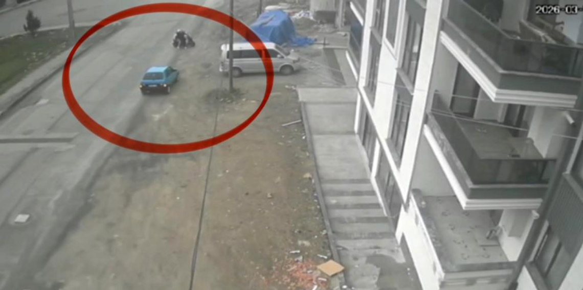 Kaza atlatan otomobil geri dönüp motosiklete çarptı