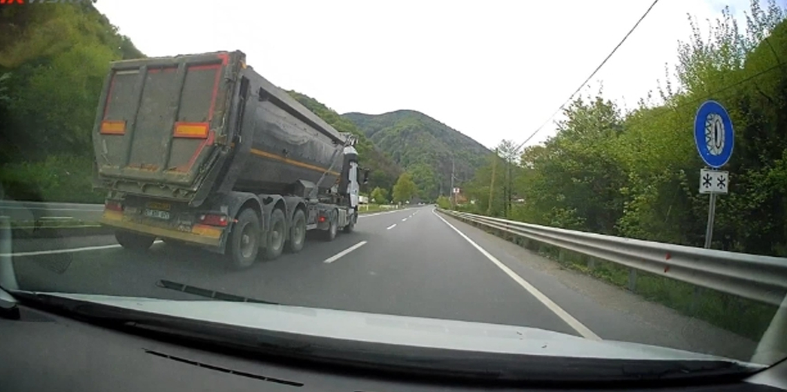 Tırın lastiği patladı facia ucuz atlatıldı