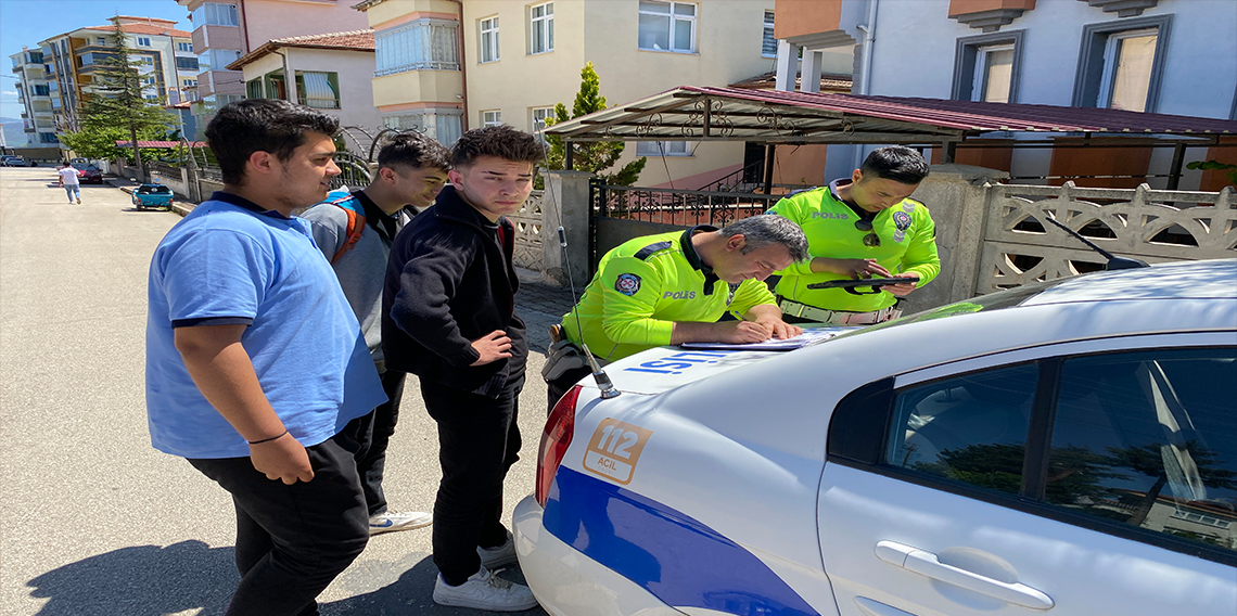 Zile’de kasksız ve belgesiz motosiklet kullananlara ceza yağdı