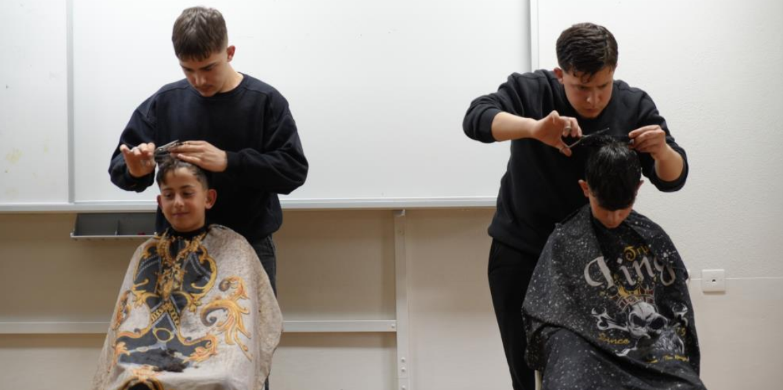 Bayburt'ta meslek öğrenen eller küçük öğrenciler için makas tuttu