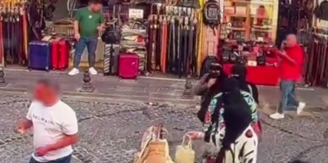 4 kadın çantaları inceleme bahanesiyle hırsızlık yaptı: O anlar güvenlik kamerasında