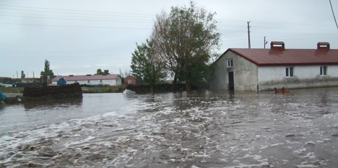 Kars’ta sağanak yağış sele dönüştü