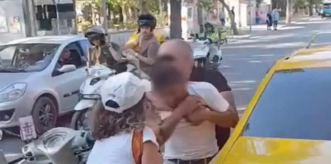 Taksiciye saldırdı, dayak yemekten zor kurtuldu: O anlar kamerada
