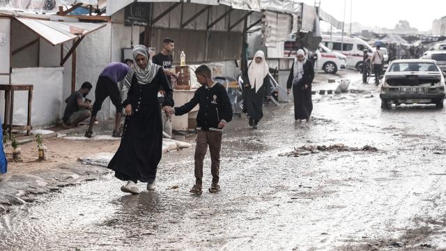 Gazze'deki hükümet: İsrail, güvenli iddia ettiği bölgelerle Filistinlileri aldatıyor