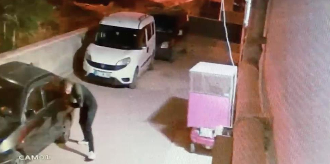 Elindeki bıçakla park halindeki araçların lastiklerini tek tek patlattı: O anlar kameraya yansıdı
