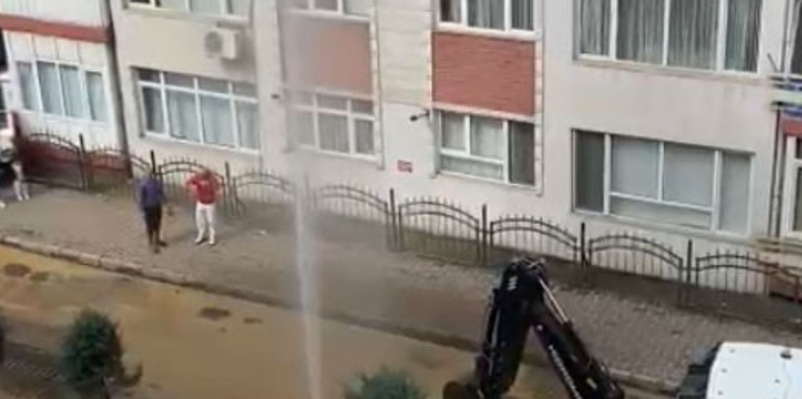 Giresun’da altyapı çalışması bitti, su borusu patladı