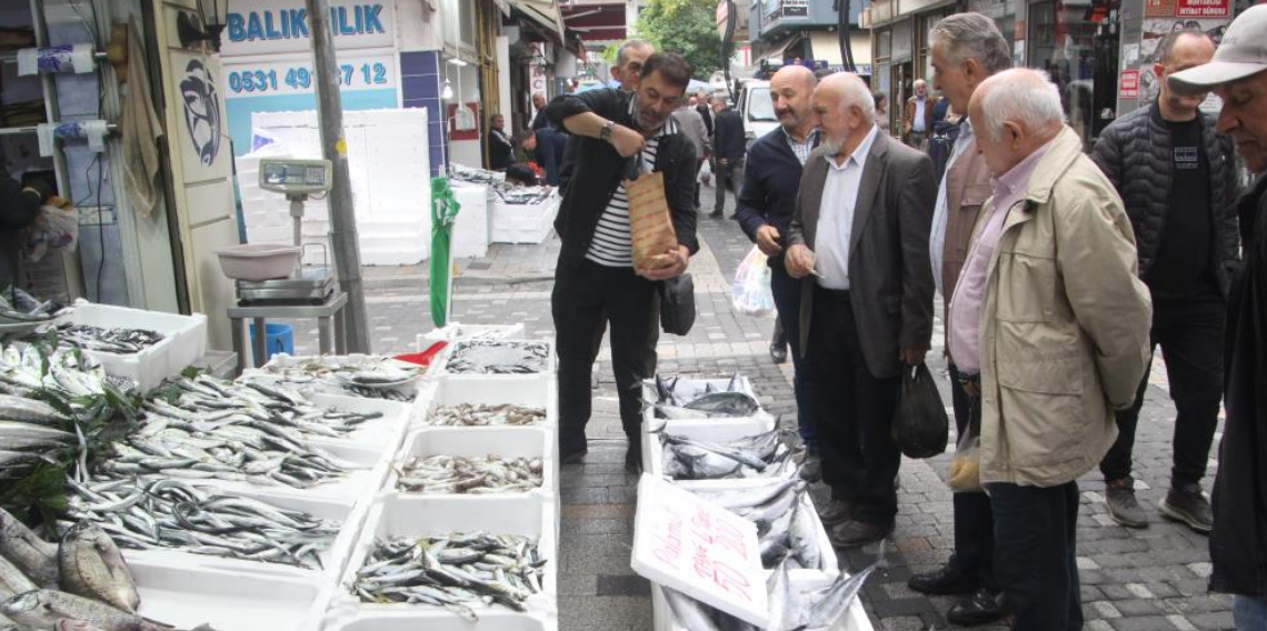 900 gramlık palamut 50 lira: Vatandaş sıraya girdi