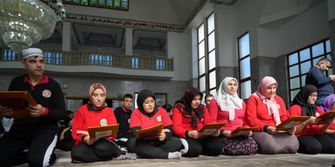 Camiler özel öğrencilerle şenlendi: İlahiler söylendi, ezan okundu