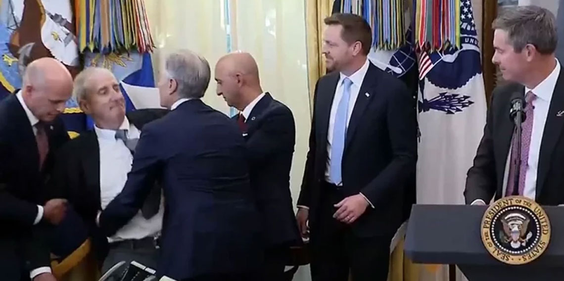 Beyaz Saray'da panik anları... Fenalaşıp yere yığıldı