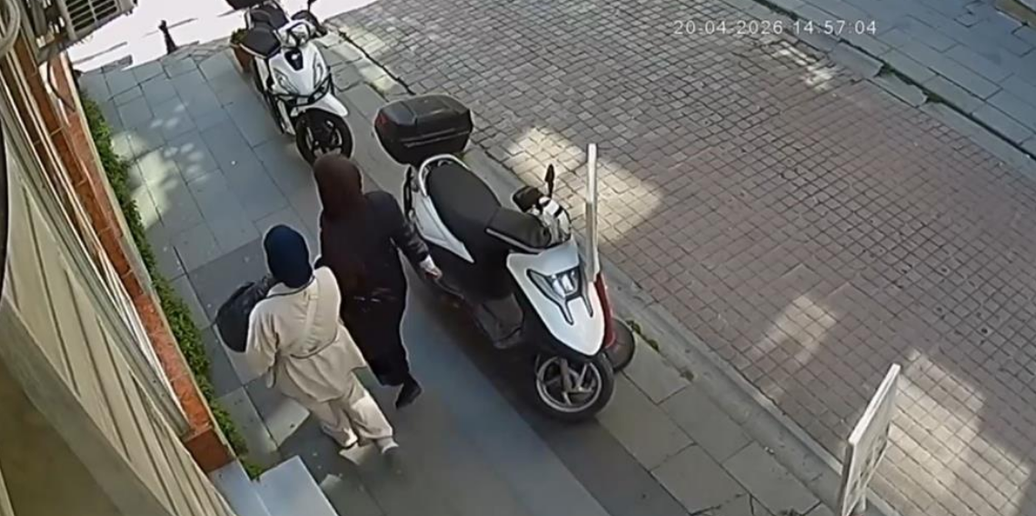 Bayrampaşa'da 7 milyonluk ziynet eşyasının bulunduğu kasayı torbaya koyup çalan iki kadın kamerada