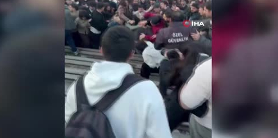 İlkay Akkaya konserinde bayraklı protestoda bulunan öğrencilere saldırı