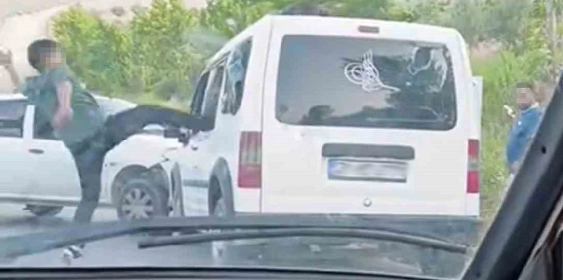 Kaza yaptıkları araçtakilere saldırdılar