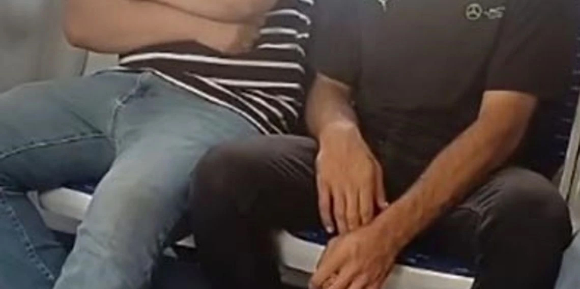 Kalabalığa aldırmadan İZBAN’da sigara içti, o anlar kamerada
