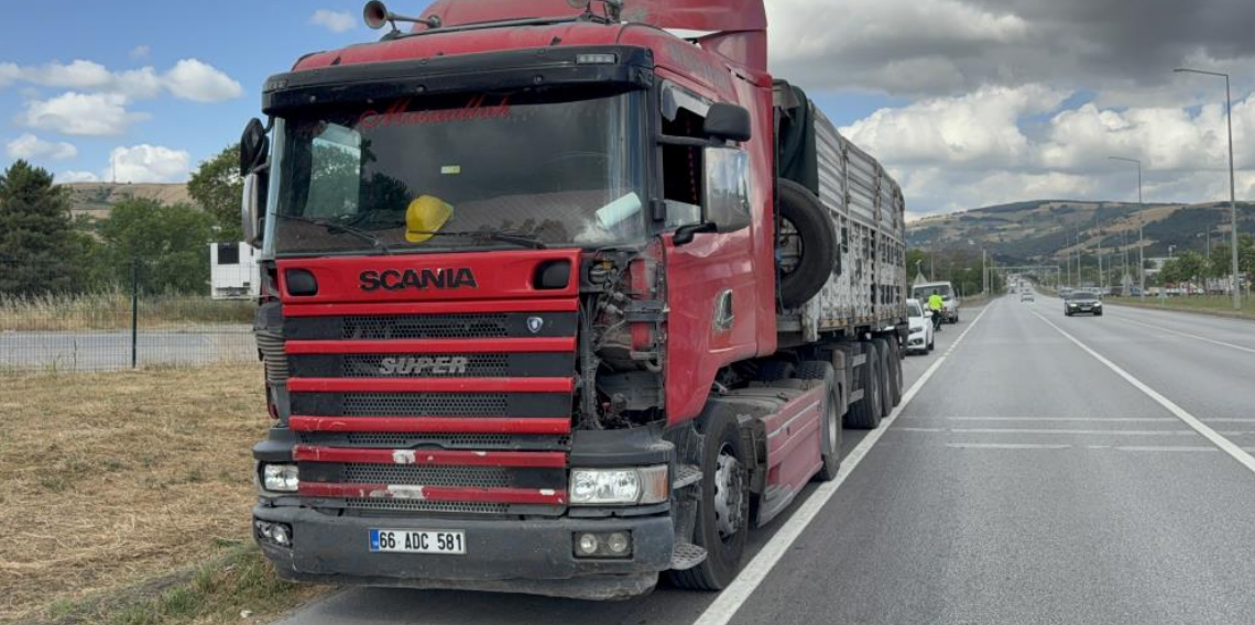 Samsun'da tırın çarptığı dolmuşta sürücü yaralandı! 
