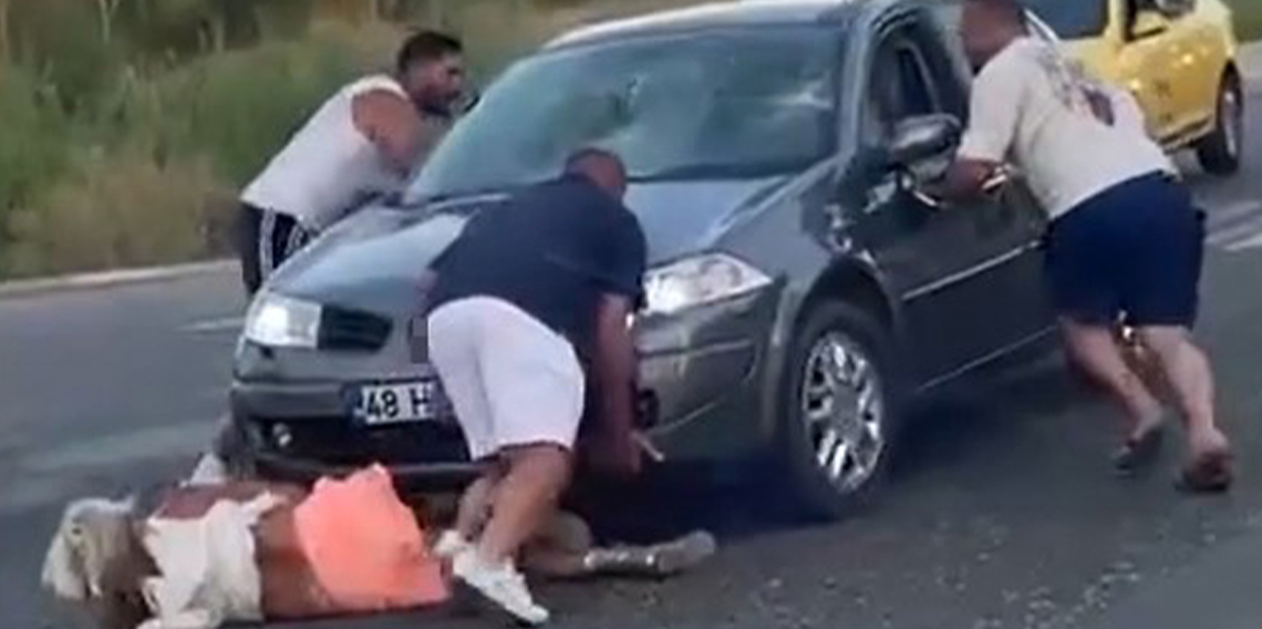 Trafikte korkunç görüntüler! Önce çarptı  sonra üstünden geçip kaçmaya çalıştı