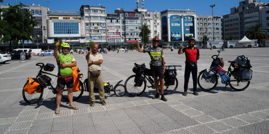 Karadeniz'i bisikletle keşfettiler, Türk misafirperverliğine hayran kaldılar