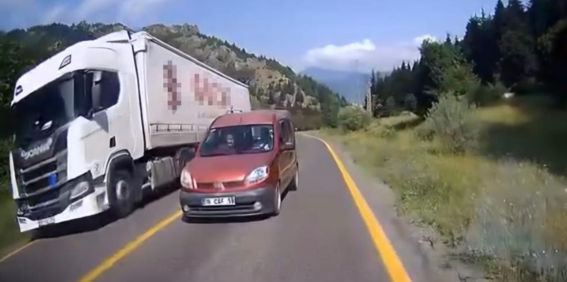 Ardahan-Şavşat Yolunda Facianın Eşiğinden Dönüldü! Hatalı Sollama Kameraya Yansıdı