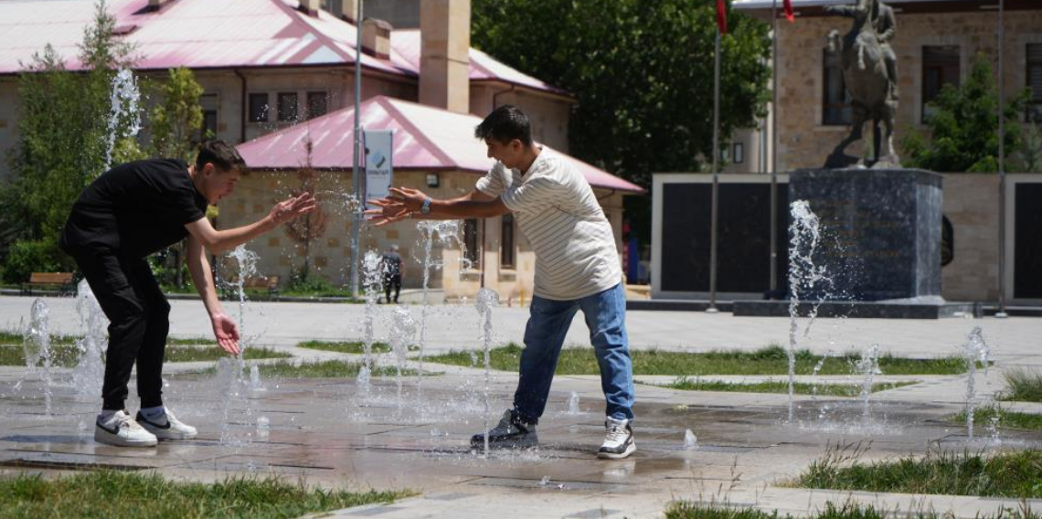 Bayburt'ta kavurucu sıcaklar serinlik arayışını artırdı