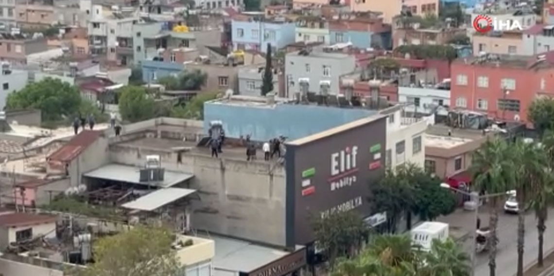 Ailesini rehin alıp bıçak çekti, özel harekat polisi bacağından vurdu