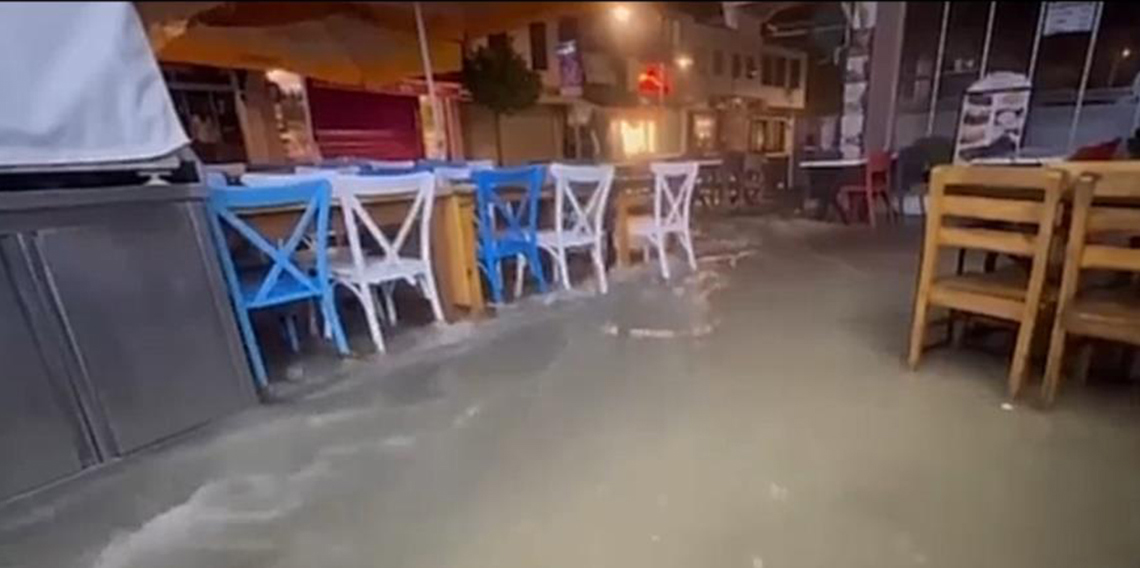 Çeşme’de şiddetli yağmur sele dönüştü