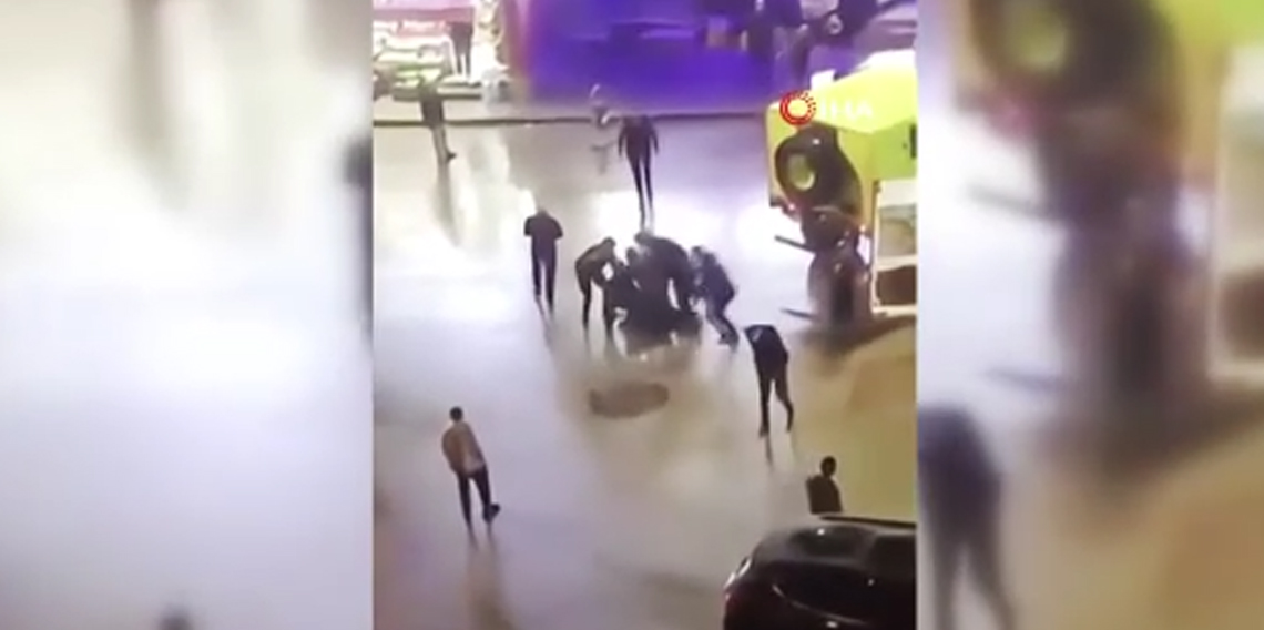 Sokak ortasında cinayet kamerada: Jiletle çevreye rahatsızlık veren şahıs silahla vuruldu