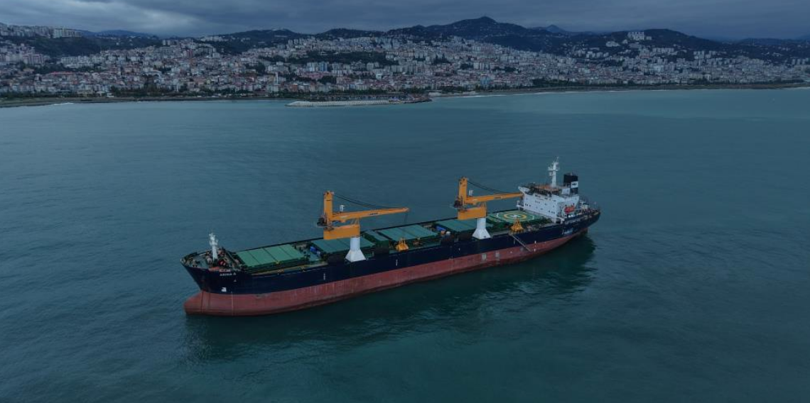 Kaptanı dron saldırısında hayatını kaybeden ARINA A adlı gemi Trabzon açıklarında