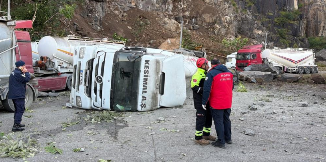 Tır parkında yamaçtan kopan dev kaya parçaları can aldı
