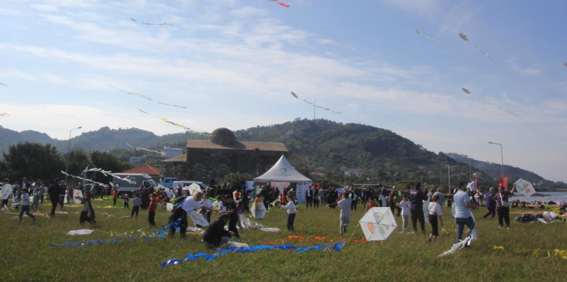 Ordu'da yüzlerce çocuk Yason Burnu'nda uçurtma uçurdu