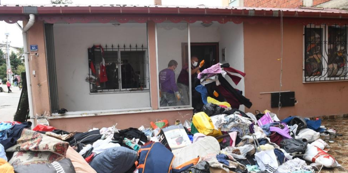 Ordu'da kötü koku ihbarı yapılan evden 20 kamyon çöp çıktı