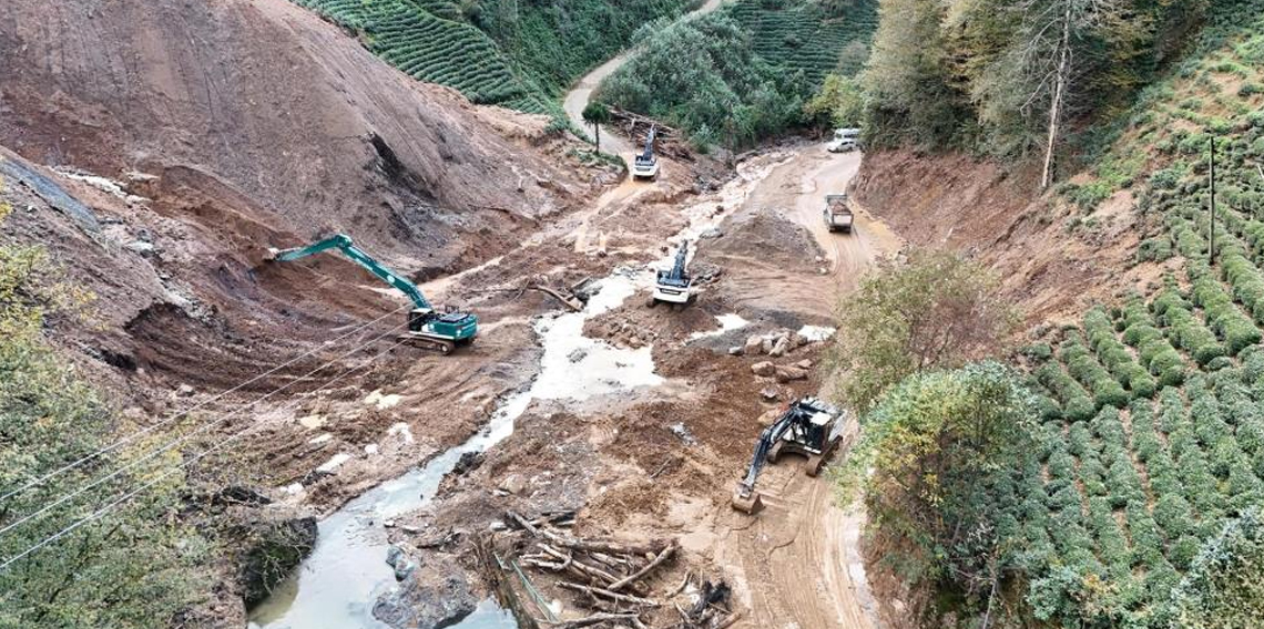 Rize'de heyelanlı bölgeden bin 800 kamyon toprak taşındı