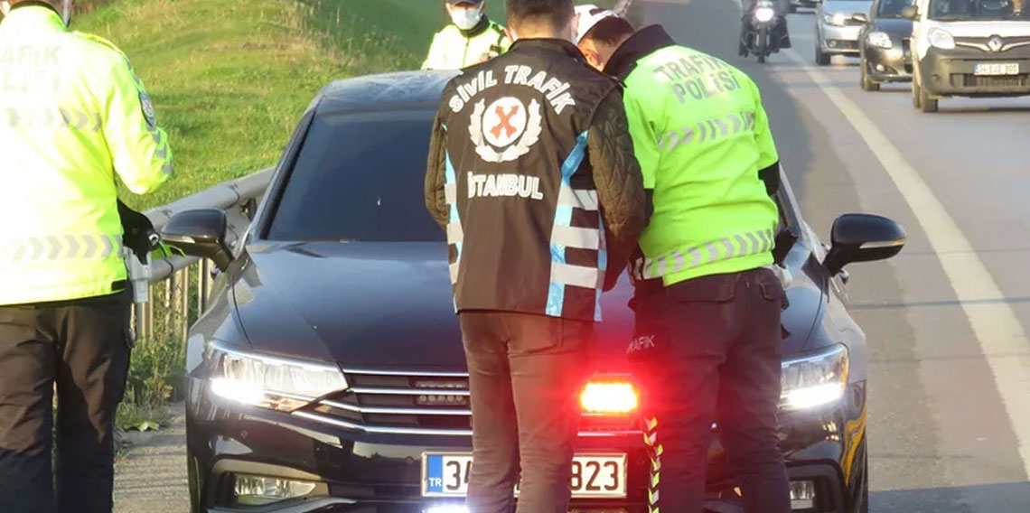 Teklif komisyondan geçti: Çakarlı araba kullanana 96 bin lira ceza