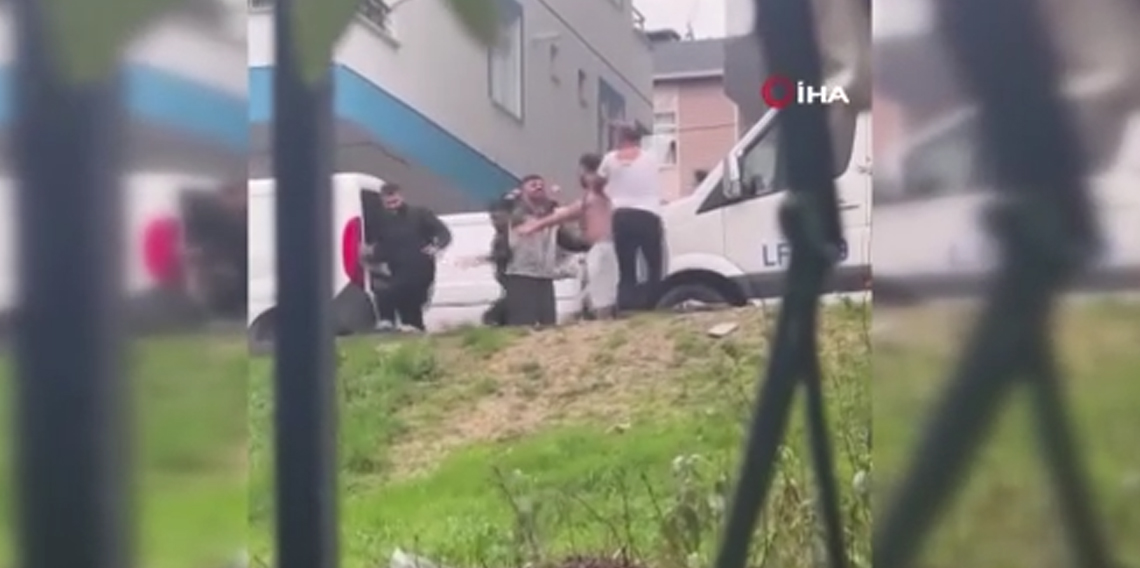 Sopa, kemer ve bıçaklar havada uçuştu