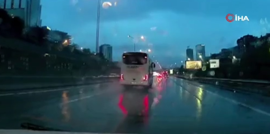 Maltepe’de minibüsün devrildiği anlar kamerada