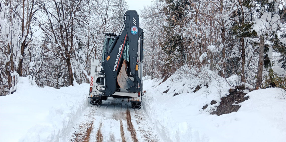 Trabzon'da kar nedeniyle kapalı mahalle yolu kalmadı