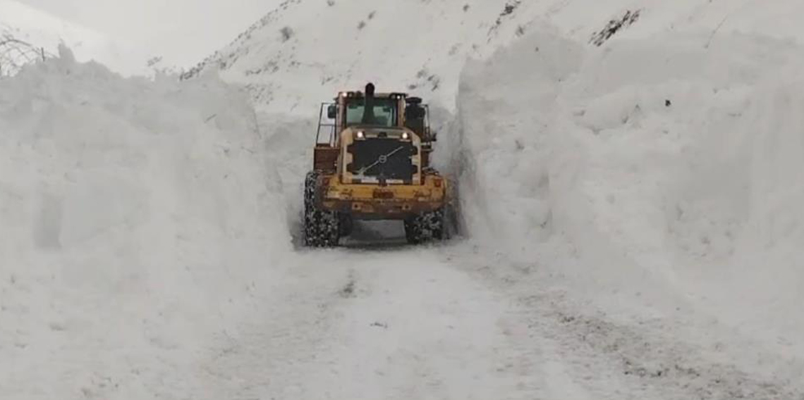 Yüksekova’da 3 metreyi geçen kar tünellerinde çalışma