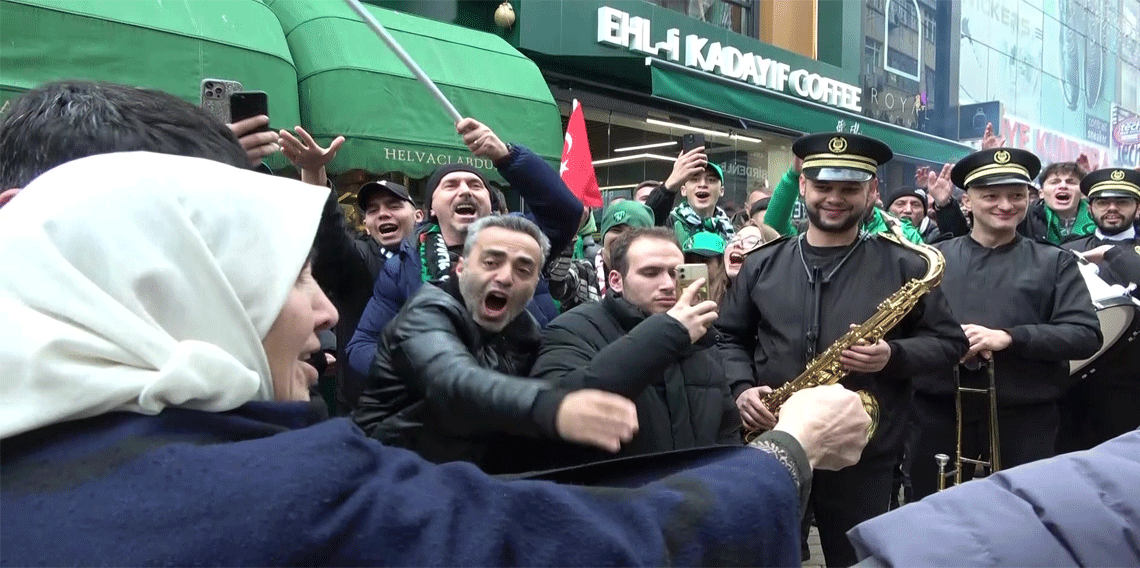 Kocaelispor taraftarı, Amed Sportif Faaliyetler maçı öncesi meydanlarda toplandı