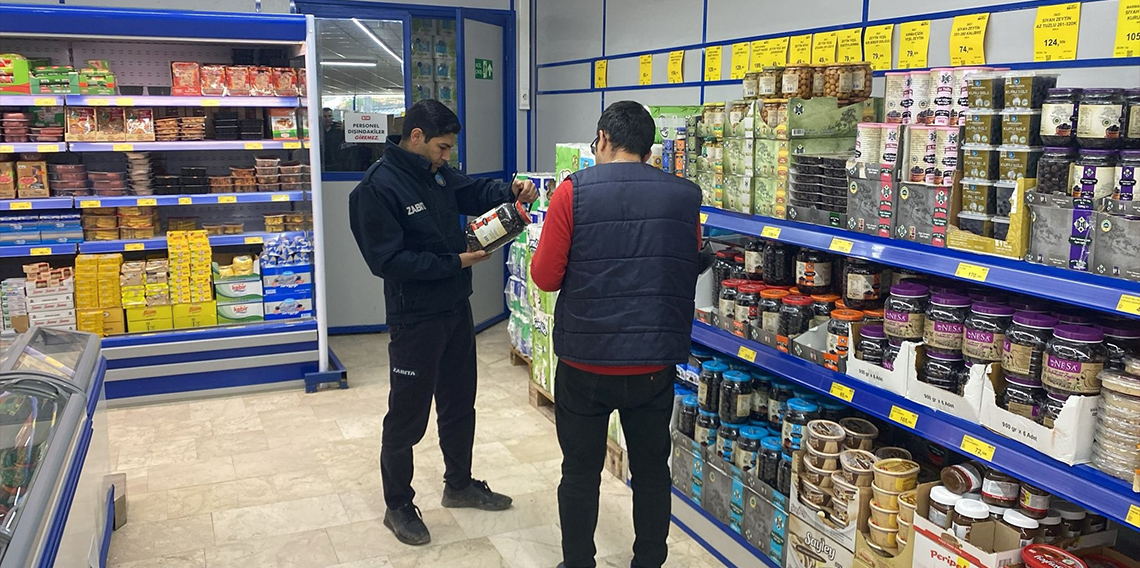 Zabıta ekipleri ürünleri tek tek kontrol etti